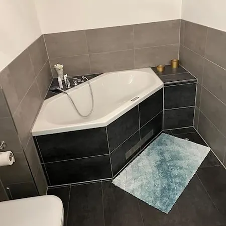 Luxurioese Ferienwohnung Mit Sauna Und Whirlpool Keulen Buitenkant foto